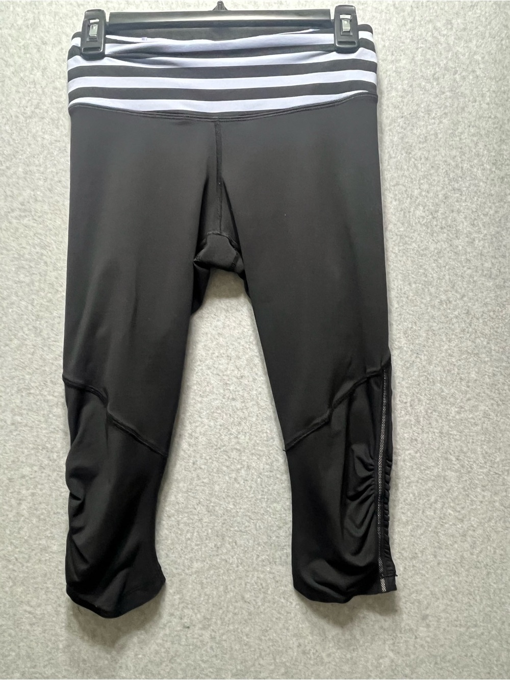 Lululemon Cropped Leggings Size 6 - Ruching & Mesh Detail - Black/Purple